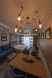 een woonkamer met een bank, een bed en een tafel bij Premier 29 Milmari Resort Wellness&Spa in Kopaonik