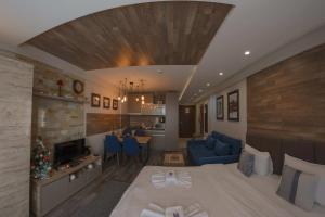 een kamer met een bed en een woonkamer bij Premier 29 Milmari Resort Wellness&Spa in Kopaonik