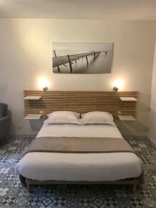 ル・トレポールにあるL'escaleのベッドルーム1室(壁に絵が描かれた大型ベッド1台付)