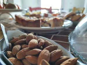 un tazón de frutos secos en una mesa con otros platos de comida en B&B La Terrazza di NonnAnna, en Taranto