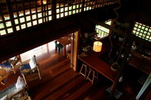 an overhead view of a living room with a table and chairs at La Ceiba Reserva Natural in Puerto Viejo