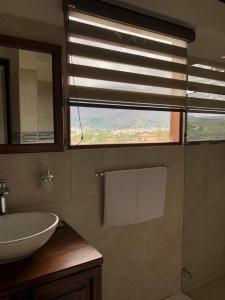 baño con lavabo y ventana en Casa Campestre San Jorge, en Villa de Leyva