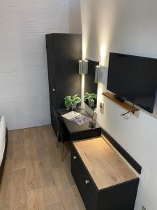 Camera con scrivania e TV a schermo piatto. di Elm Court Motel ad Albury