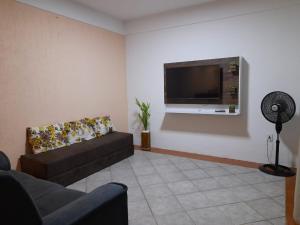 Una televisión o centro de entretenimiento en Casa inteira no Peró, a poucos passos da praia