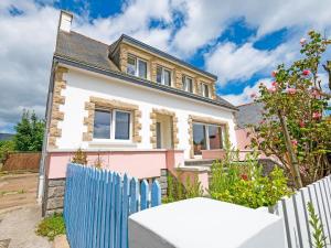 ein rosa und weißes Haus mit einem blauen Zaun in der Unterkunft Villa is approx 100 metres from the Atlantic in Le Pouldu