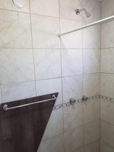 y baño con ducha con cabezal de ducha. en Casa Grande en Neuquén