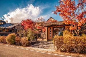 Una casa in autunno con foglie sugli alberi di Yamakikan a Naganohara