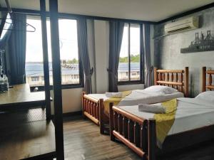 Postel nebo postele na pokoji v ubytování Pimpimarn Hotel