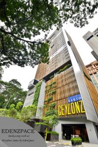 Ceylonz Suites by EdenZpace في كوالالمبور: مبنى فيه لافته مكتوب فيها beyonhap