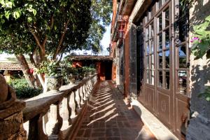 un callejón en un viejo edificio con un árbol en Casa Schuck Boutique Hotel, en San Miguel de Allende