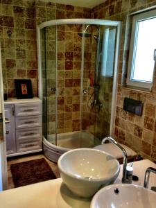 y baño con lavabo y ducha. en Villa Valo, en Kalkan