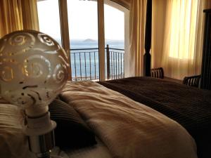 Un dormitorio con una cama con vista al mar. en Villa Valo, en Kalkan 69 fotos más