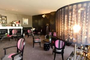 a waiting room with chairs and tables and a bar at Cit'Hotel B Hotel Brasserie in Béthune