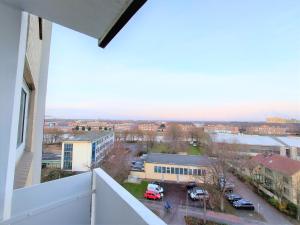 - un balcon avec vue sur le parking dans l'établissement Ferienwohnung Seestern 78, à Bremerhaven