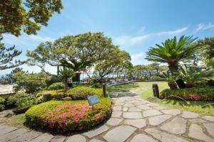 a garden with flowers in the middle of it at The Seaes Hotel & Resort in Seogwipo