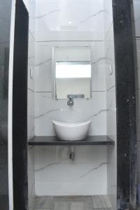 Baðherbergi á HOTEL SAI VISHVA KARMA
