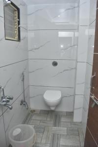 Baðherbergi á HOTEL SAI VISHVA KARMA