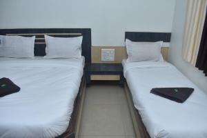 Rúm í herbergi á HOTEL SAI VISHVA KARMA