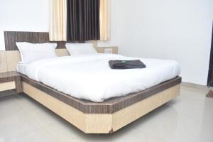Rúm í herbergi á HOTEL SAI VISHVA KARMA