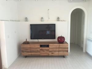 A television and/or entertainment centre at VILLA VISTA MARE INFINITY POOL