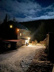 una casa con luci sui lati di notte di Ferienwohnung Eulennest a Dippoldiswalde