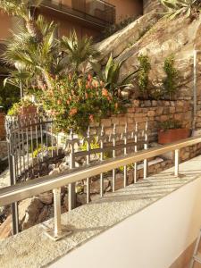 un grillage métallique avec des plantes sur un mur de briques dans l'établissement Cadorna Fronte Mare, à Alassio