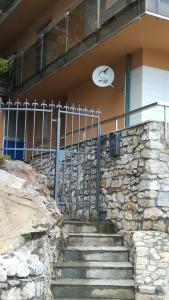 un escalier devant un bâtiment dans l'établissement Cadorna Fronte Mare, à Alassio