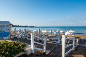 einen Strand mit Liegestühlen und Sonnenschirmen und dem Meer in der Unterkunft Side Star Beach Hotel - Ultra All Inclusive in Side