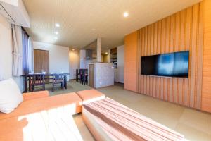 Телевизор и/или развлекательный центр в 01 Resort Club -結YUI-