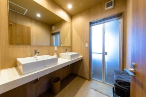 Ванная комната в 01 Resort Club -結YUI-