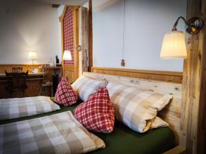 Lova arba lovos apgyvendinimo įstaigoje Hotel Landgasthof Sonne