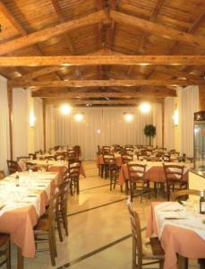 En restaurant eller et andet spisested på Agricampeggio Verde Etna