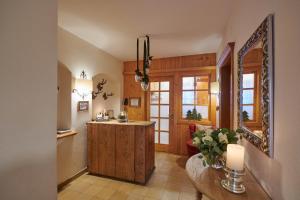A kitchen or kitchenette at Hotel Garni Schneider