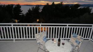 Ein Balkon oder eine Terrasse in der Unterkunft Beachfront Apartments Vala with a swimming pool