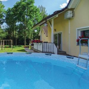 Una gran piscina azul frente a una casa en Apartmaji Čujež, en Rečica ob Savinji