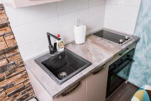 una cocina con fregadero y encimera en Vikend kuća Escape, en Pale 35 fotos más