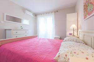 Tempat tidur dalam kamar di Apartments Meri Makarska