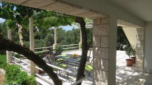 Ein Garten an der Unterkunft Beachfront Apartments Vala with a swimming pool