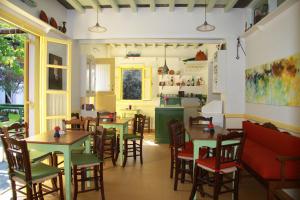 - un restaurant avec des tables et des chaises dans une salle dans l'établissement Hotel Boulis, à Kamarai