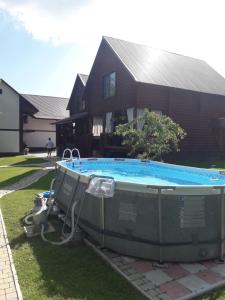 - une piscine en face d'une maison dans l'établissement Садиба У Марії, à Polyana