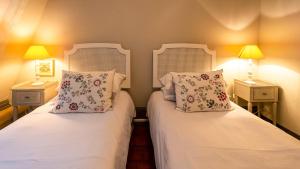 - 2 lits dans une petite chambre avec 2 lampes dans l'établissement Côté Loire, à Amboise