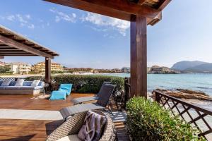 un patio con vista al agua en APARTMENT PIED DANS L'EAU, en Golfo Aranci