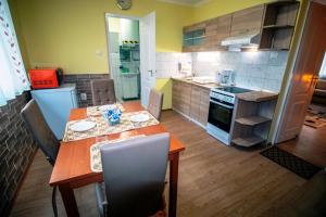 Kuchyňa alebo kuchynka v ubytovaní Krisztina Apartman