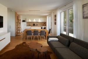 sala de estar con sofá y mesa en Ski In Ski Out Apartment Fastenberg Top 3 by AA Holiday Homes, en Schladming