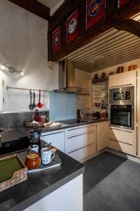 cocina con armarios blancos y encimera en Côté Loire en Amboise