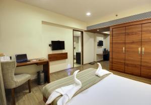 Temple Tree Hotel Shirdi的电视和/或娱乐中心