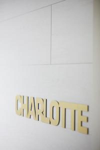 ein Schild mit dem Wort Chinoiserie an der Wand in der Unterkunft B&B Armalot by Julia in De Panne