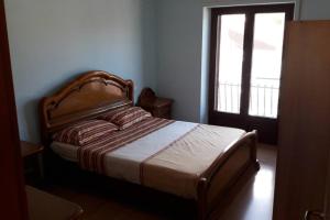 a bedroom with a bed and a window in a room at Il Castello - Casa nel cuore dell Abruzzo ideale per relax e montagna in Prata dʼAnsidonia