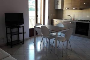 a kitchen with a table and chairs and a television at Il Castello - Casa nel cuore dell Abruzzo ideale per relax e montagna in Prata dʼAnsidonia