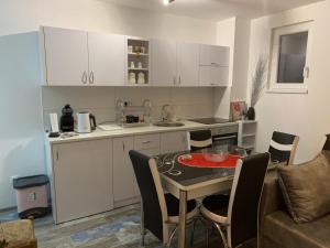 Een keuken of kitchenette bij Apartmani Miletić A7